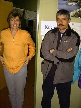 Monika Wüthrich (Küche) und Hansi Conrad (Trainer JA)